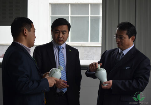 张良军副总裁,陈延国副总裁与汤厂长讨论绿世界黑莓原浆酒